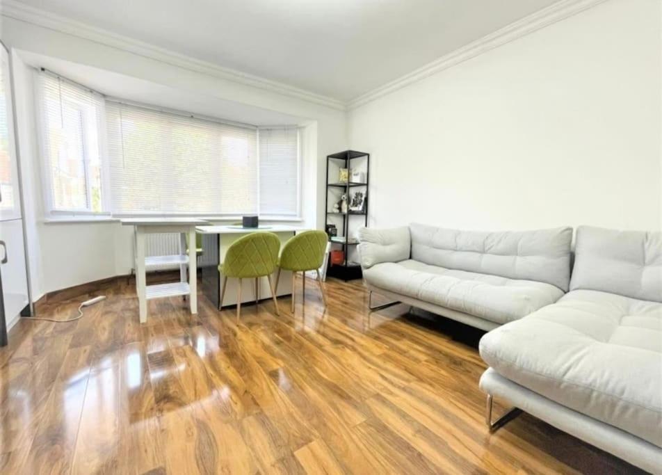 Two Bedroom In Dollis Hill * London